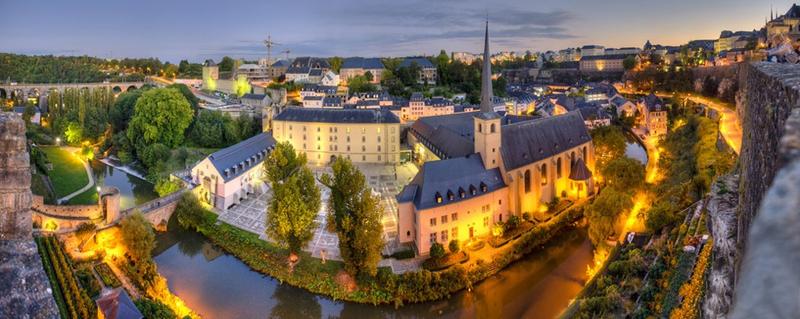 Luxembourg avec une escorte: dîners raffinés, GFE et nuitées